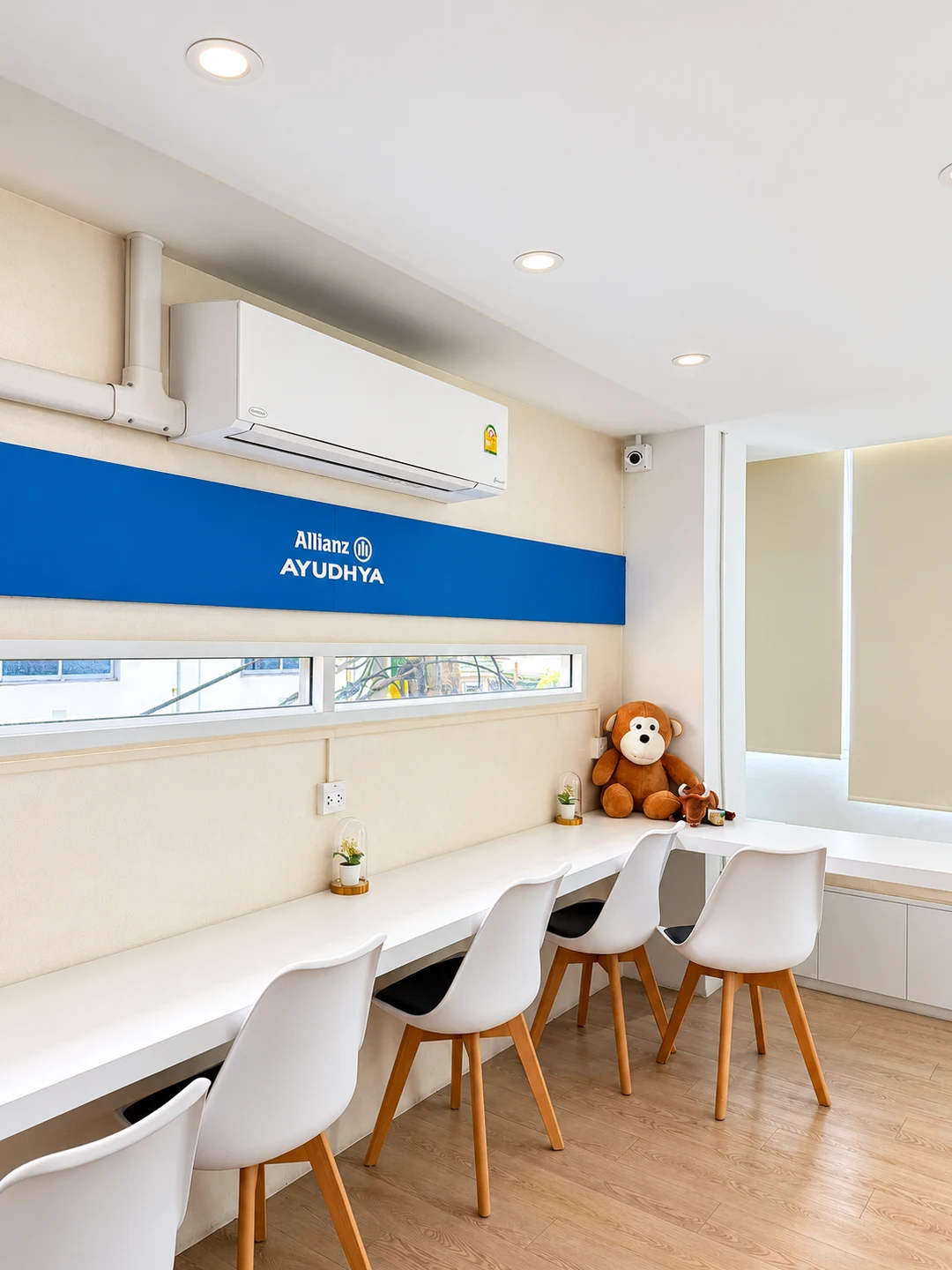 มุมทำงานสำนักงานใต้ป้าย Allianz Ayudhya